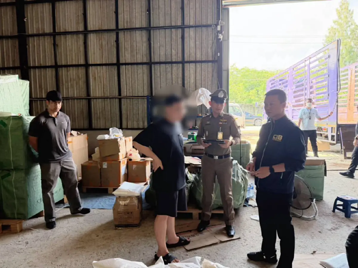 แกะรอยพิกัด "โกดังลับ" บุกทลายแหล่งซุกกระเป๋าปลอมแบรนด์ดังไทย