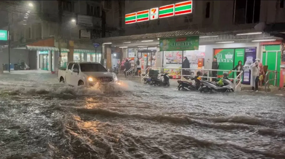 พัทยากลางอ่วมหนัก ฝนตกชั่วโมงเดียว น้ำท่วมหนัก