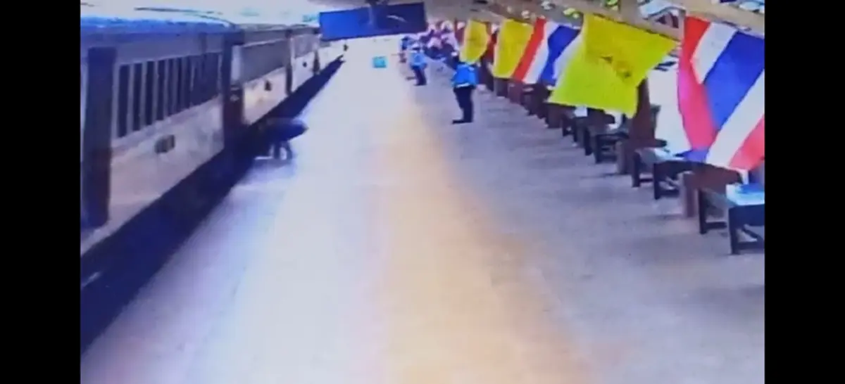 ระทึกสถานีรถไฟพิษณุโลก ชายปริศนามุดใต้ขบวนรถเจ็บสาหัส