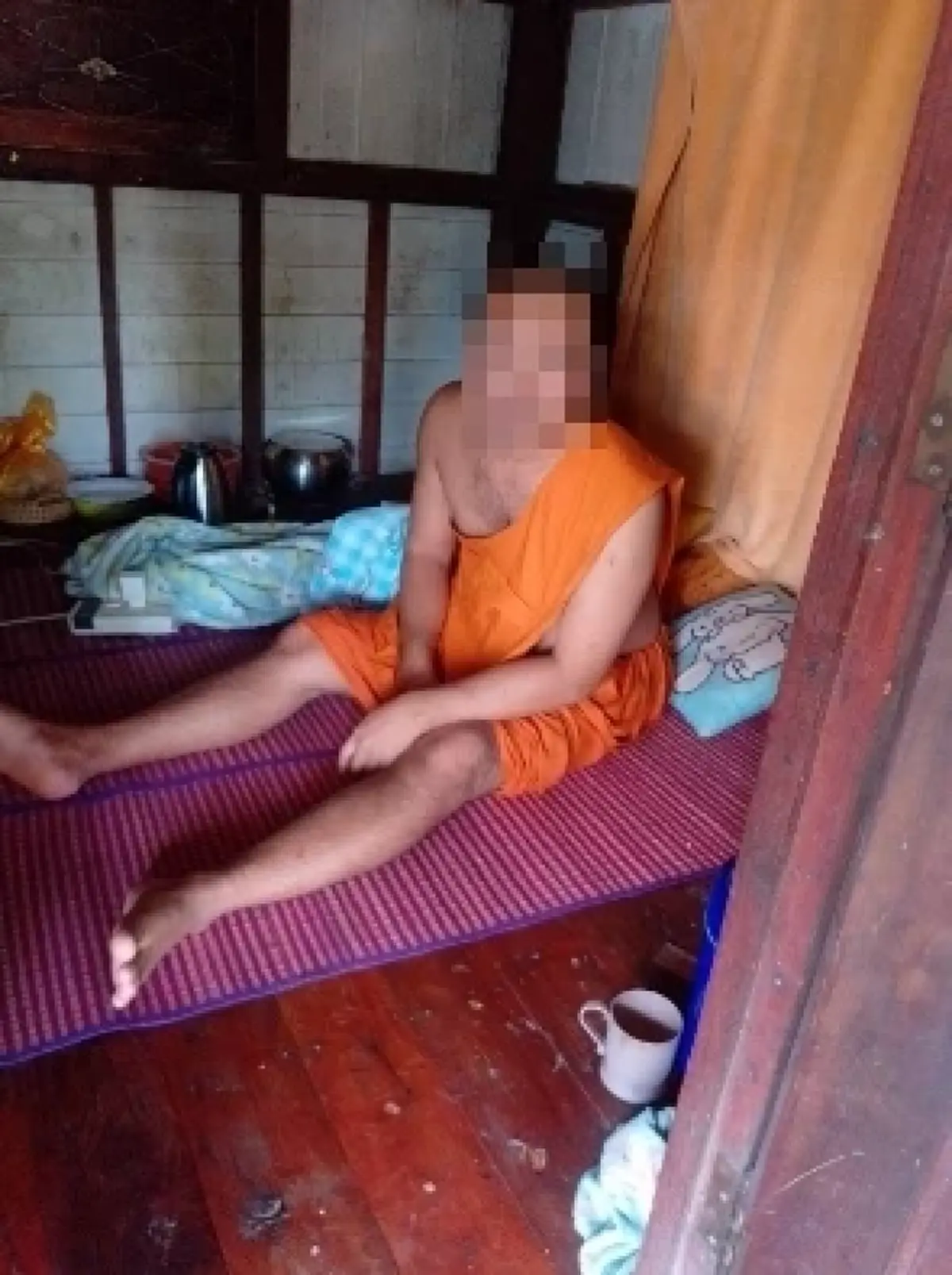ผ้าเหลืองก็ไม่เว้น! ตำรวจบุกตรวจวัด พบพระ-เณร 4 รายมีสารเสพติด