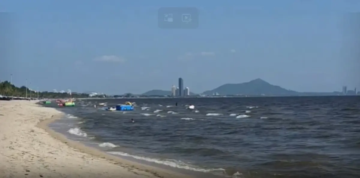 บางแสนเกิดอะไรขึ้น? น้ำทะเลดำขุ่นตลอดแนวหาด นักท่องเที่ยวผงะ!