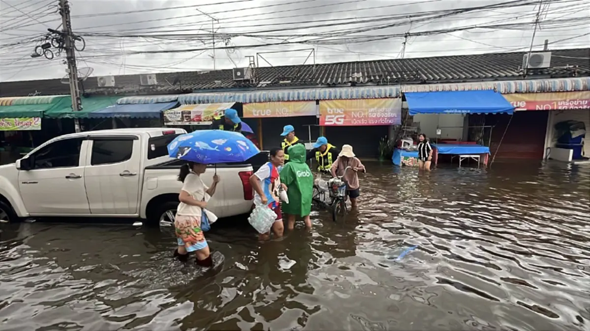 ตำรวจทางหลวงลุยน้ำท่วม นำกำลังลุยพื้นที่มอบของอุปโภคบริโภค