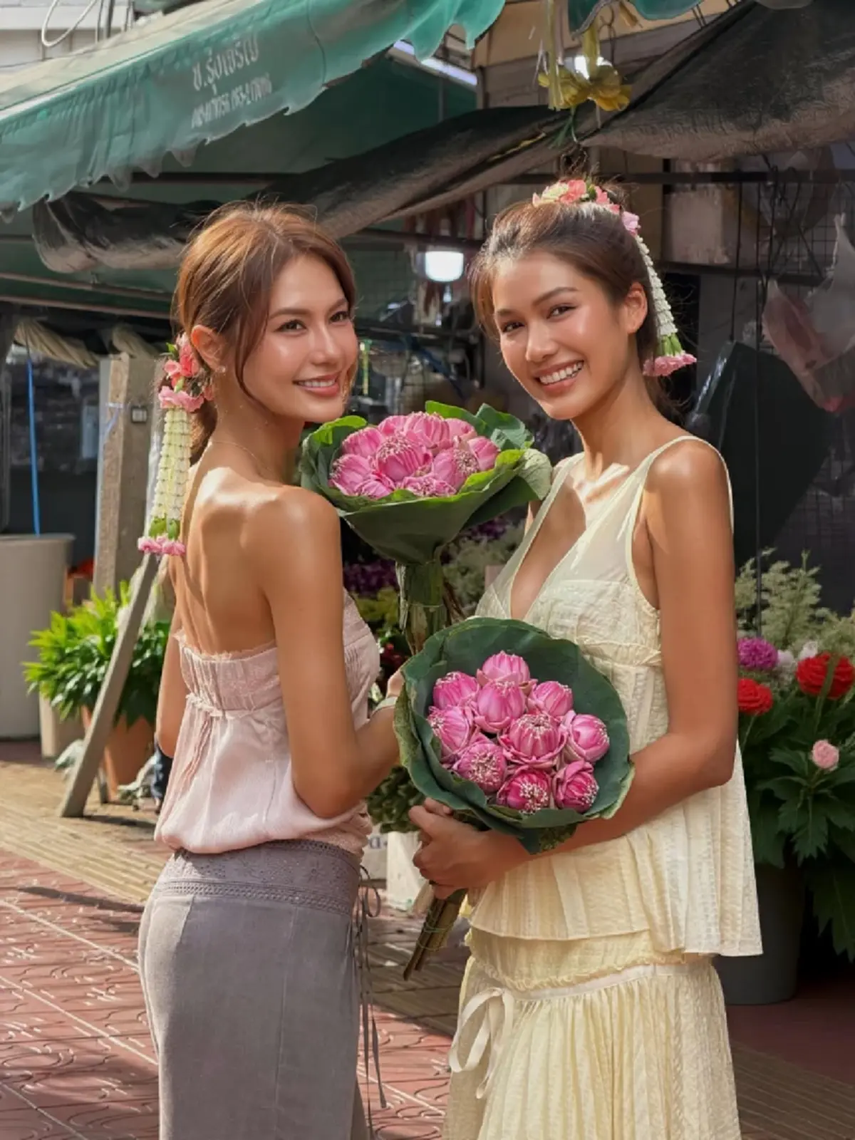 นาทีนี้ต้องลอง  วัยรุ่นแห่เช็คอินสะพานพุทธ ทำพวงมาลัยเกล้าผม