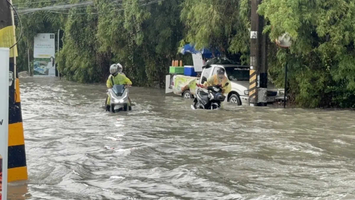 ฝนถล่มพัทยากลางวันแสกๆ น้ำพุ่งเกือบเมตร ปิดเส้นทางวุ่น