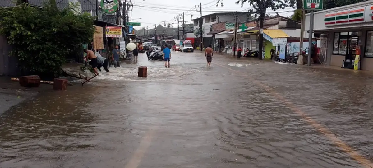 ฝนถล่มเกาะช้าง! น้ำป่าทะลักท่วมฉับพลัน กระบะถูกซัดตกคลอง