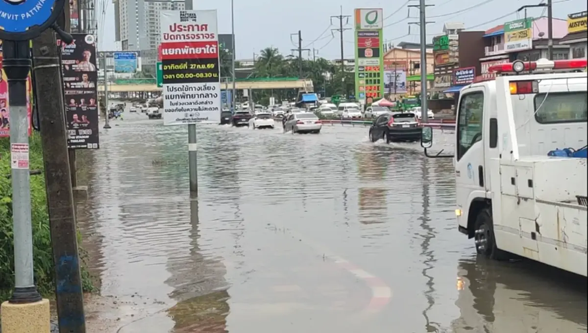 ฝนถล่มพัทยากลางวันแสกๆ น้ำพุ่งเกือบเมตร ปิดเส้นทางวุ่น