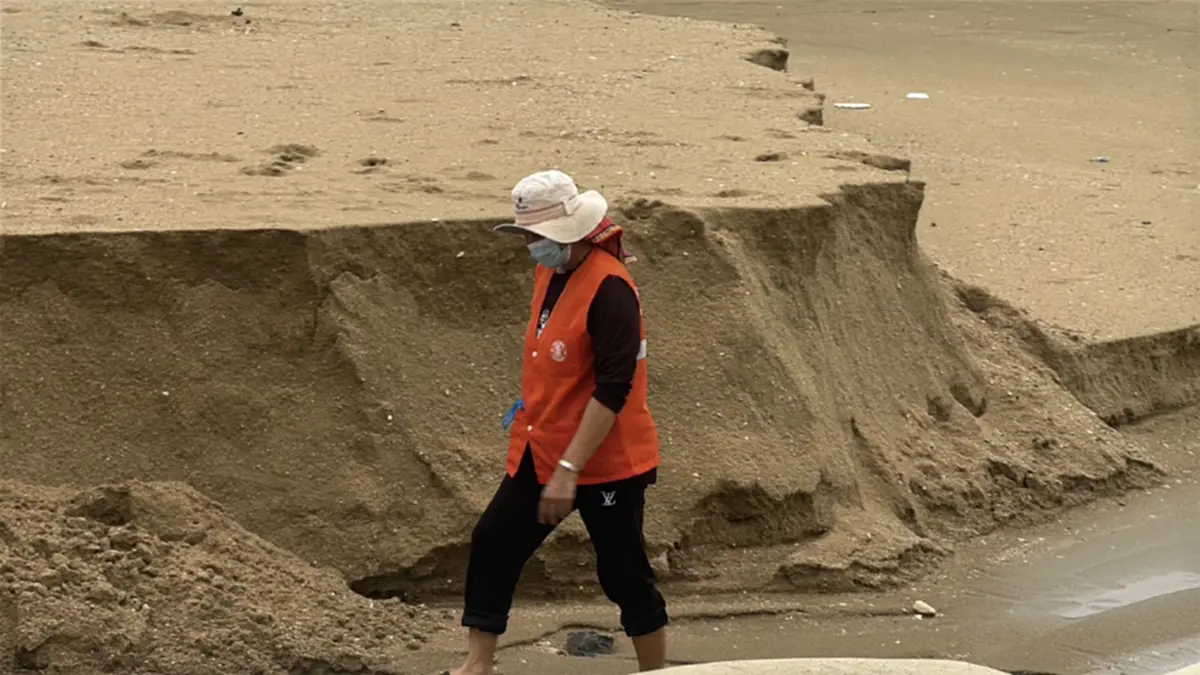 พัทยาน่วม! ฝนถล่มนานนับ 5 ชม. น้ำเซาะชายหาดพังลึก 2 เมตร