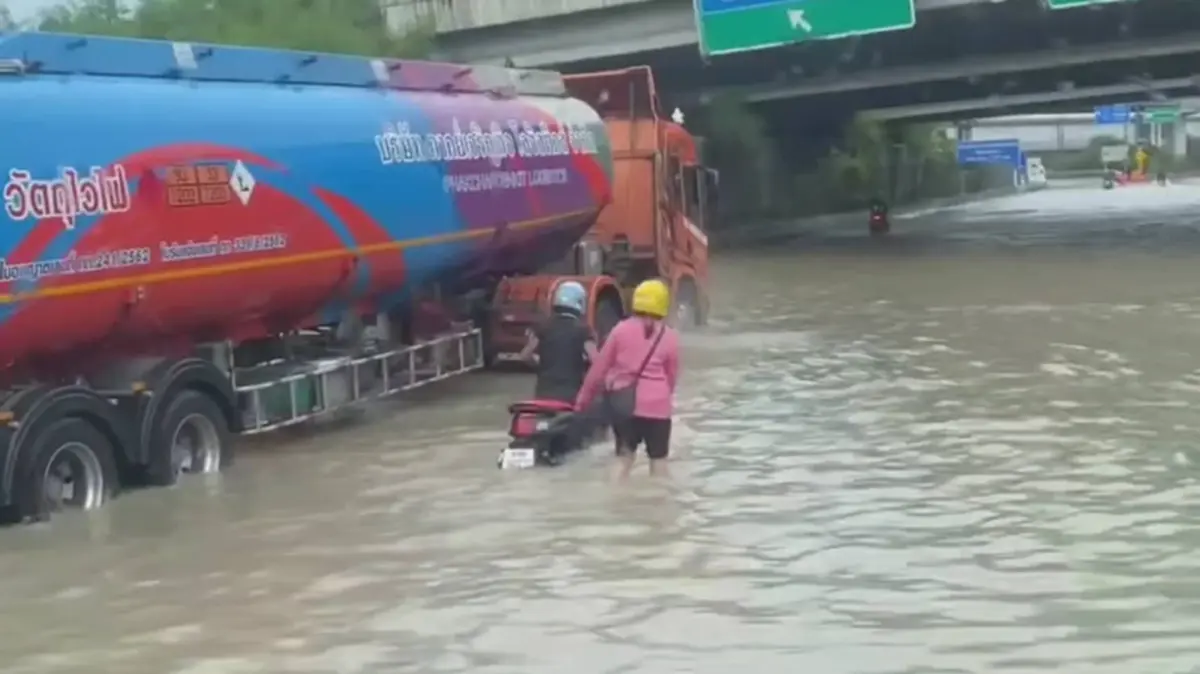 ศรีราชาอ่วม! ฝนถล่ม ทล.331 หน้าปิ่นทอง 1 ท่วมสูงเตือนรถเล็ก