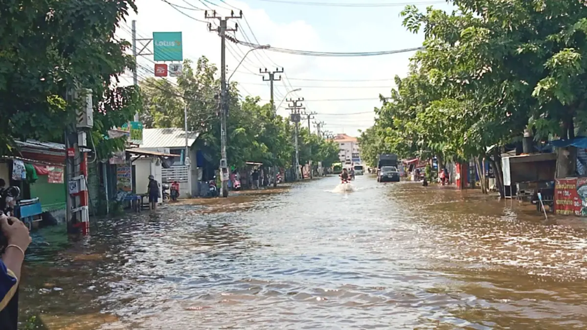 อัปเดตล่าสุด ชาวบ้านเอื้ออาทรซอยเพิ่มสิน ยังมีน้ำท่วมขัง 30-40 ซม.