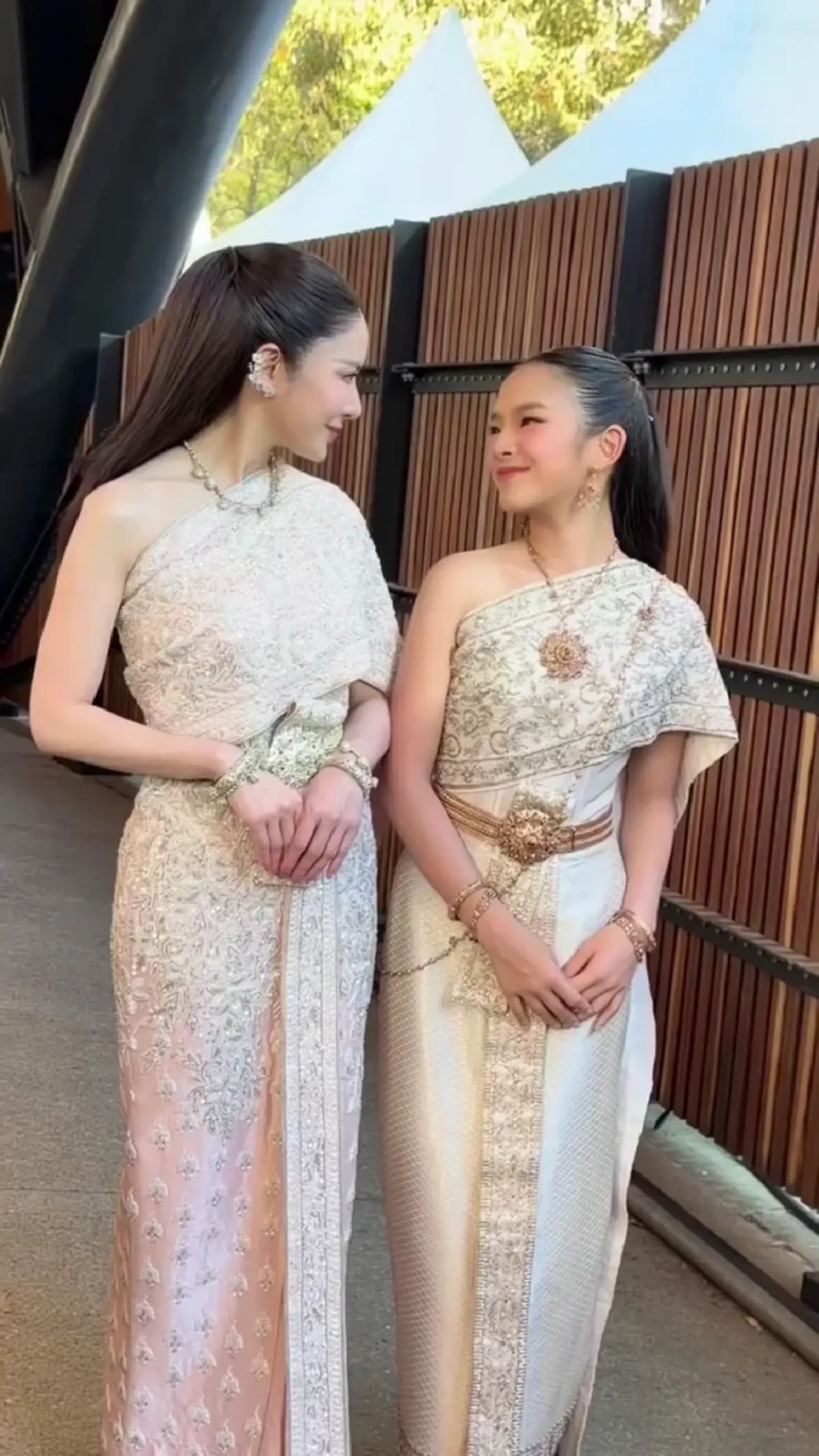 สวยสะกด  "แอฟ ทักษอร - น้องปีใหม่" สวมชุดไทยเดินแฟชั่นโชว์
