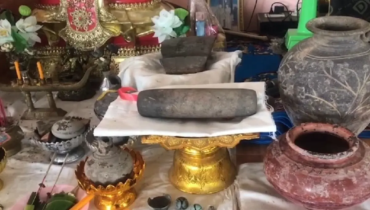 องค์ลงกลางสายฝน กรีดร้องห้ามกรมศิลปากร ย้ายหินโบราณสุรินทร์ 