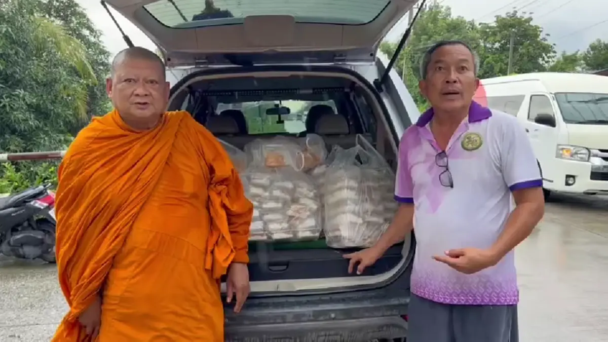 “พระครูป้อม” เปิดโรงครัวทำข้าวกล่องลุยน้ำแจกชาวบ้านติดค้าง