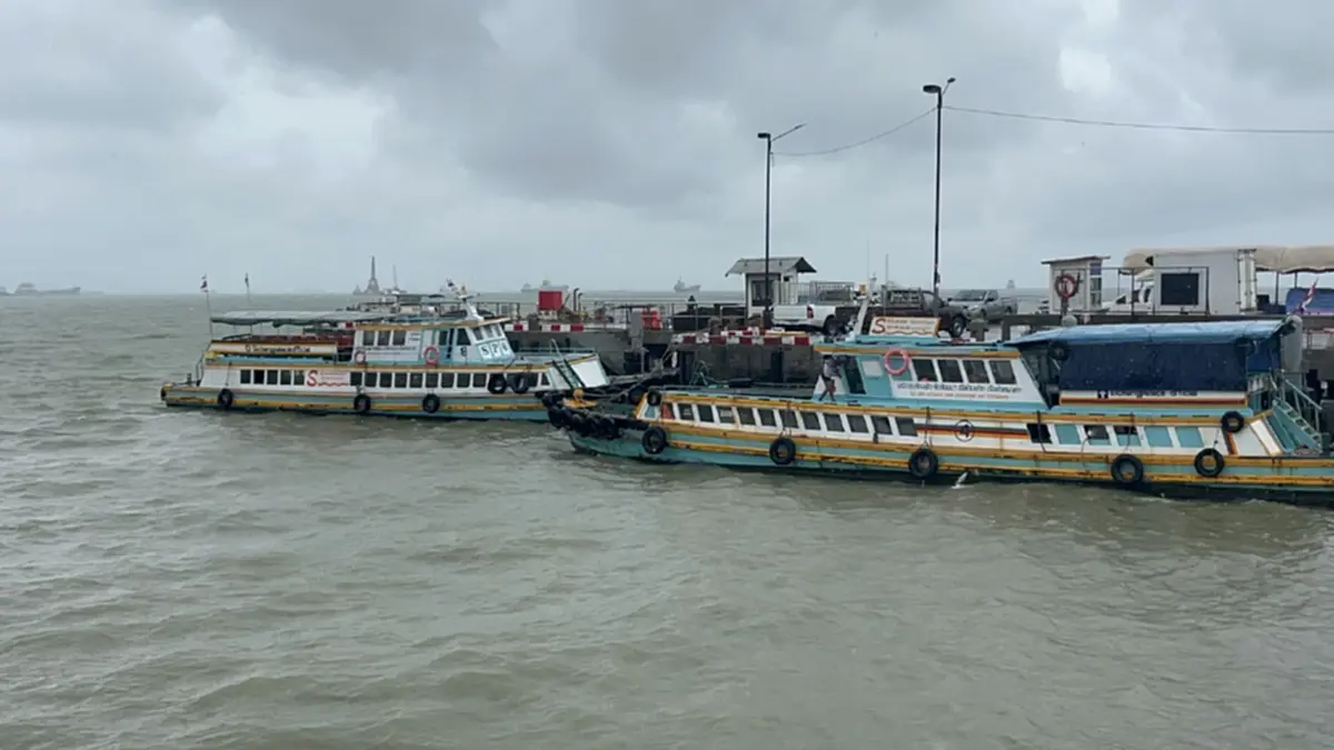พายุฝนถล่ม! เรือข้ามฟากเกาะสีชังประกาศงดเดินเรือชั่วคราว
