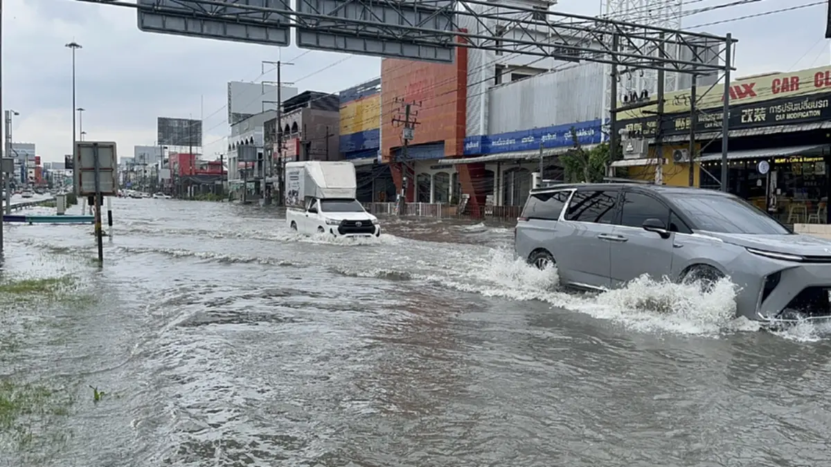 ฝนถล่มพัทยากลางวันแสกๆ น้ำพุ่งเกือบเมตร ปิดเส้นทางวุ่น