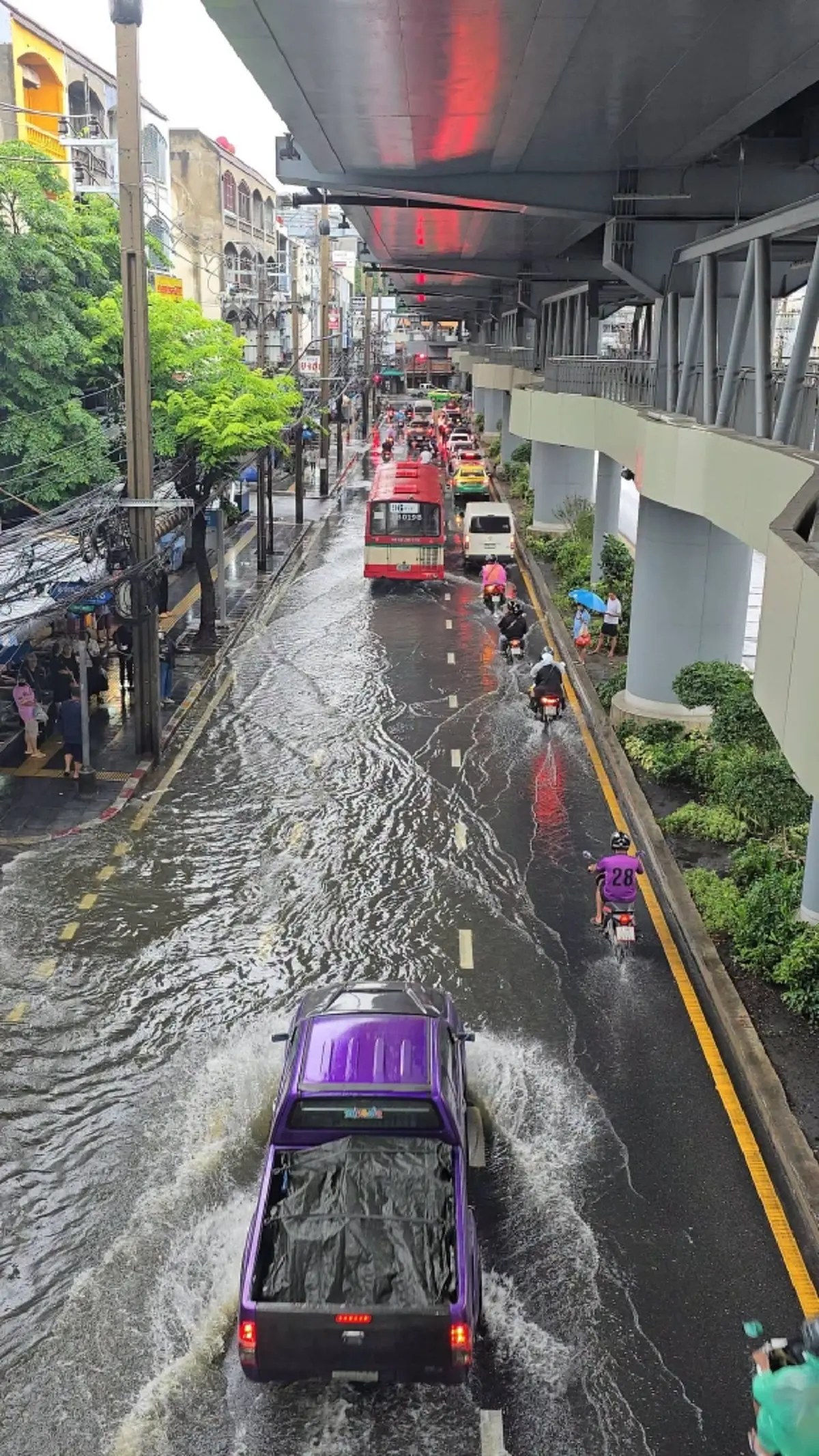 คลองแสนแสบล้นท่วมถนนลาดพร้าว รถติดหนึบกระทันหัน