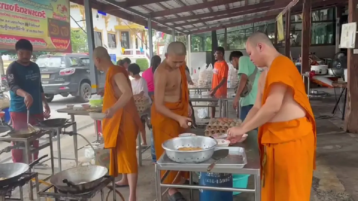 “พระครูป้อม” เปิดโรงครัวทำข้าวกล่องลุยน้ำแจกชาวบ้านติดค้าง