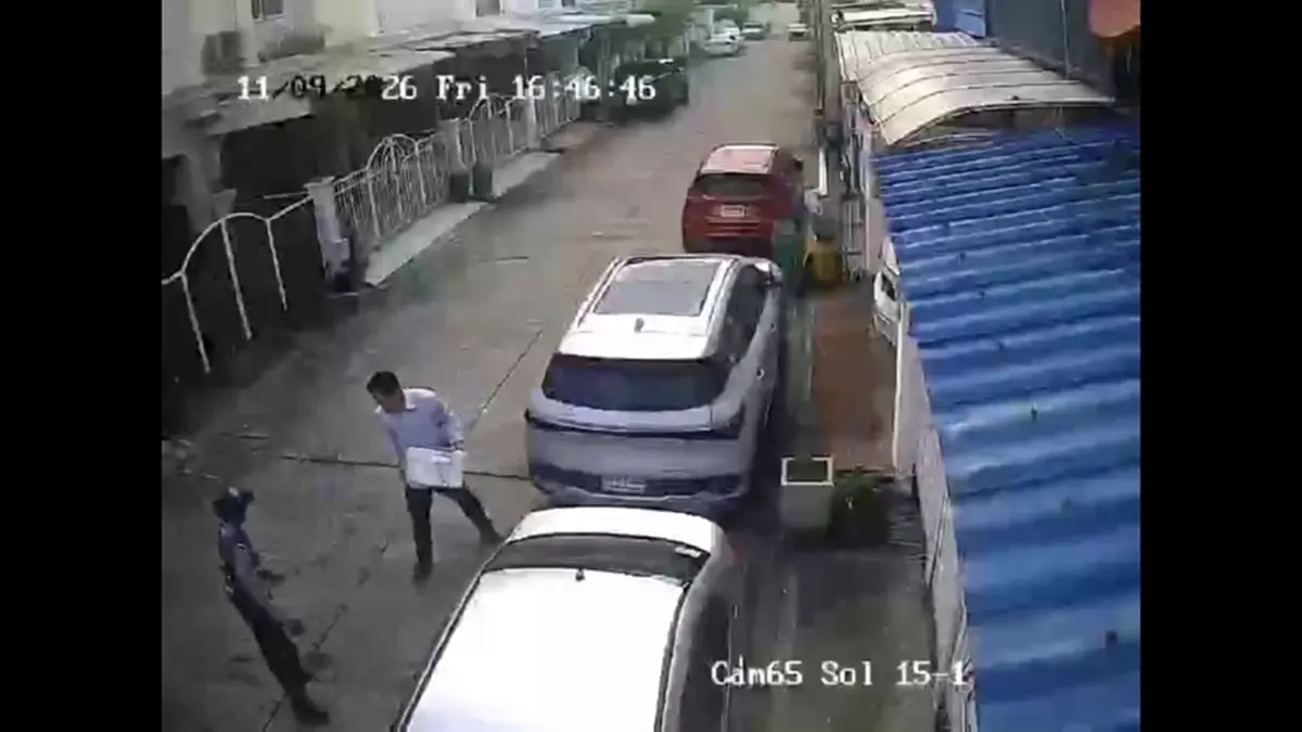 ทนายกร่าง! รัวหมัดต่อยสาวตาปิด โยนขวดน้ำปลาใส่ต่อหน้าลูก