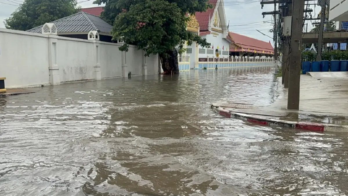 อ่างทองระทึก! ฝนตกหนักน้ำรอระบาย โรงเรียนประกาศหยุด 1 วัน