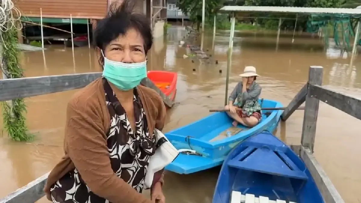 อยุธยาน้ำท่วมพุ่ง 7 อำเภอ วิกฤตหนักมิดสะพานต้องพายเรือซื้อข้าว!