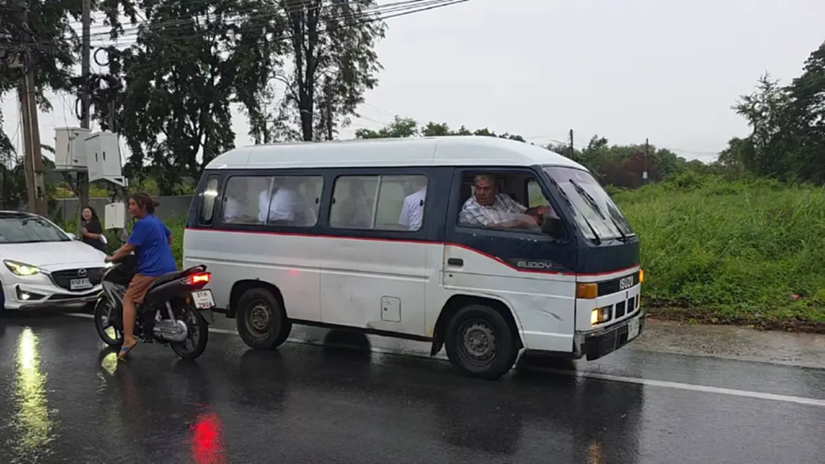 ฝนถล่มบ้านฉางท่วมคลองทรายสูงถึงแข้ง รถตู้ถอยรับนักเรียนวุ่น