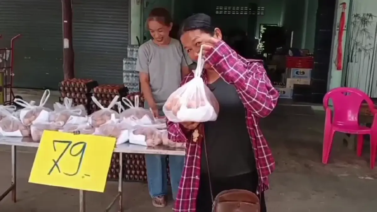 แม่ค้าใจดี! อุทัยธานีลดราคาไข่ไก่แผงละ 79 บาท ช่วยชาวบ้าน
