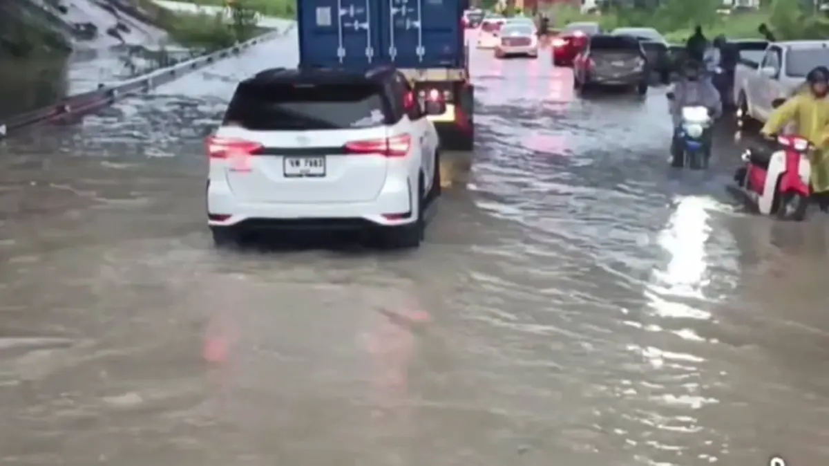 ศรีราชาอ่วม! ฝนถล่ม ทล.331 หน้าปิ่นทอง 1 ท่วมสูงเตือนรถเล็ก