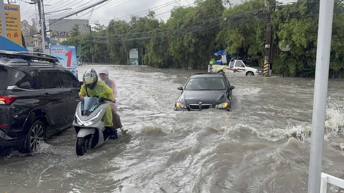 ฝนถล่มพัทยากลางวันแสกๆ น้ำพุ่งเกือบเมตร ปิดเส้นทางวุ่น