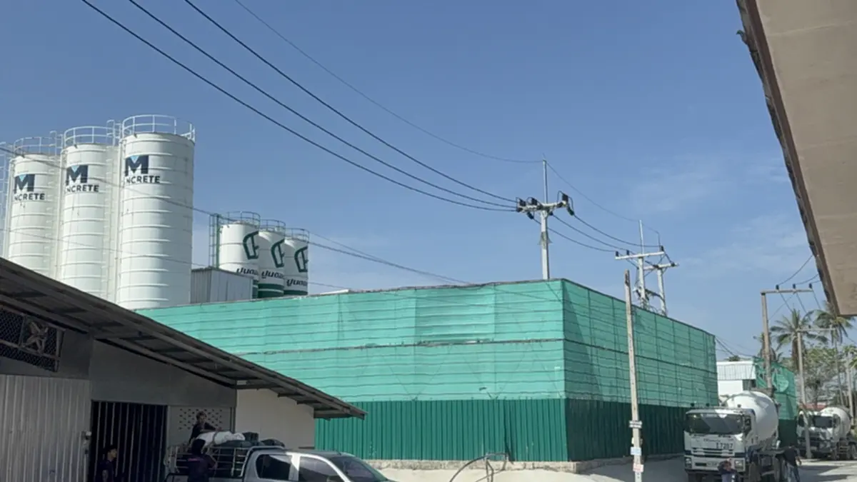 พัทยาสุดทน! แพลนต์ปูนเปิด 24 ชม. ฝุ่นปูนเกลื่อนร้านต้นไม้พัง