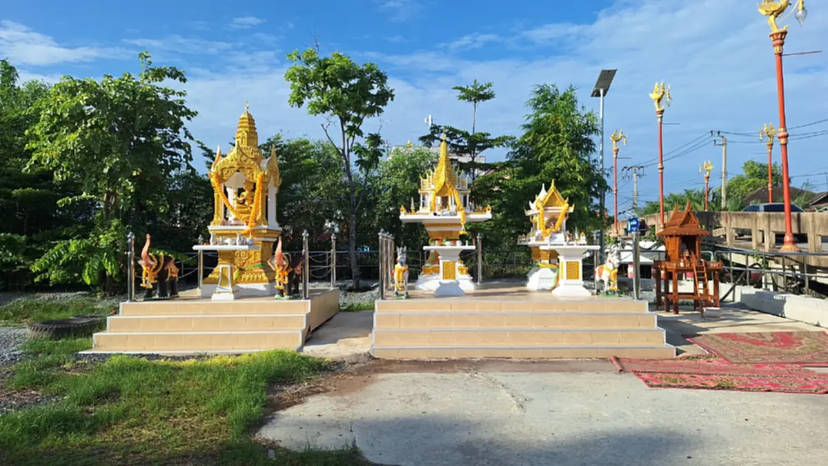 ชายปริศนาบุกวัดกลางดึก ไล่ทุบรูปปั้นพังยับกว่า 100 ตัว