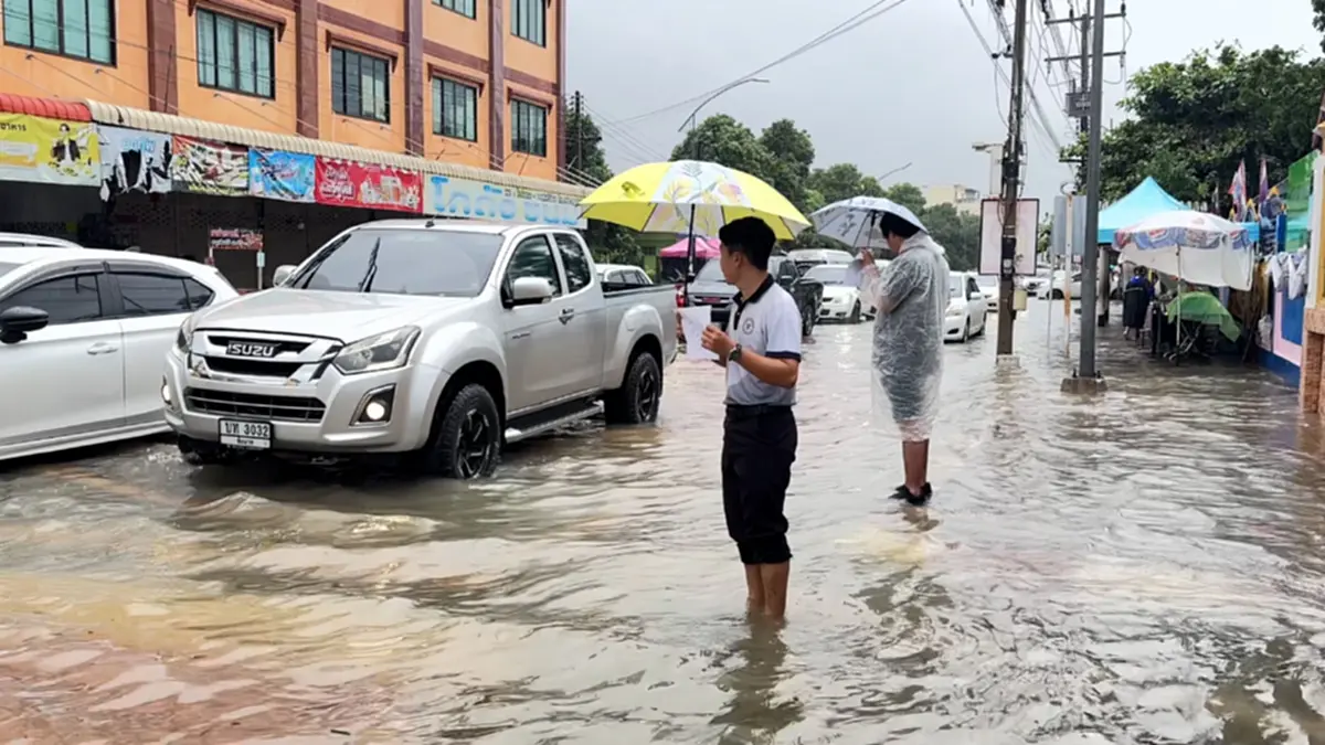 ฝนถล่มชัยนาท น้ำท่วมถนนหลายจุด โรงเรียนดังประกาศหยุดเรียนฉุกเฉิน