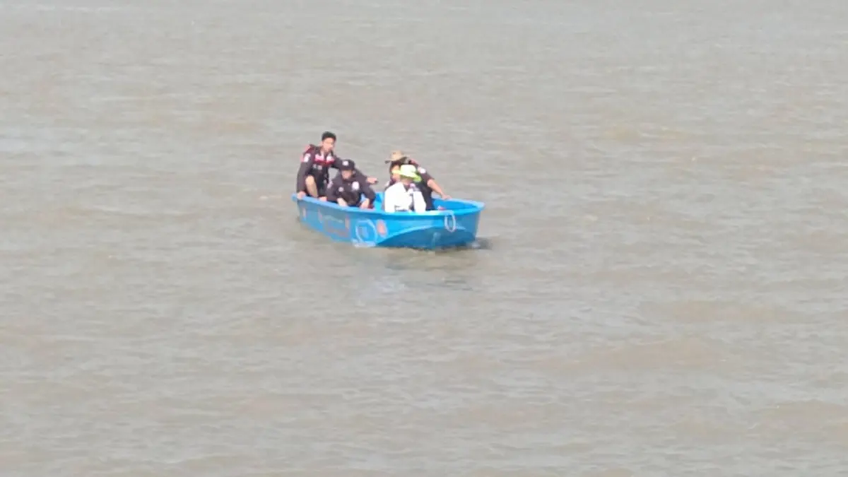 ผงะ! พบร่างชายลอยน้ำหน้าชุมชน กู้ภัยต้องใช้เรือลากขึ้นสะพานปลา