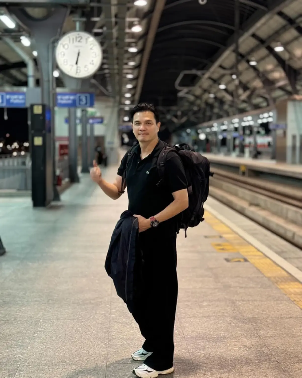 สตาฟฟ์หน้าไว้ชัวร์  อดีตพระเอกยุค 90 โชว์ความหล่ออมตะในวัย 52 ปี