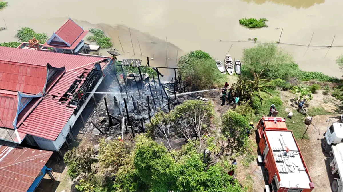 วอดทั้งหลัง! บ้านไม้สักอายุ 100 ปี ถูกไฟเผา คุณตารอดหวุดหวิด