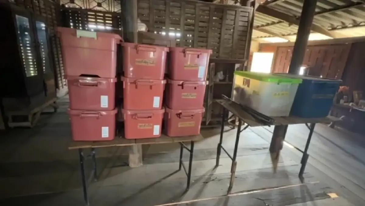 ชาวบ้านโผงเผงเร่งขนของขึ้นที่สูง หลัง ปภ. แจ้งเตือนภัยน้ำท่วม