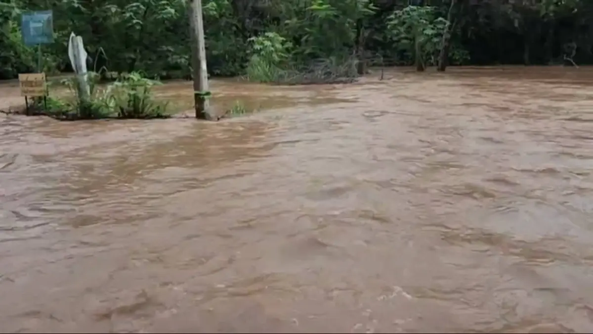 ฝนตกหนักเขาใหญ่ ทำ น้ำทะลักท่วมหมูสี สั่งปิดการสัญจร