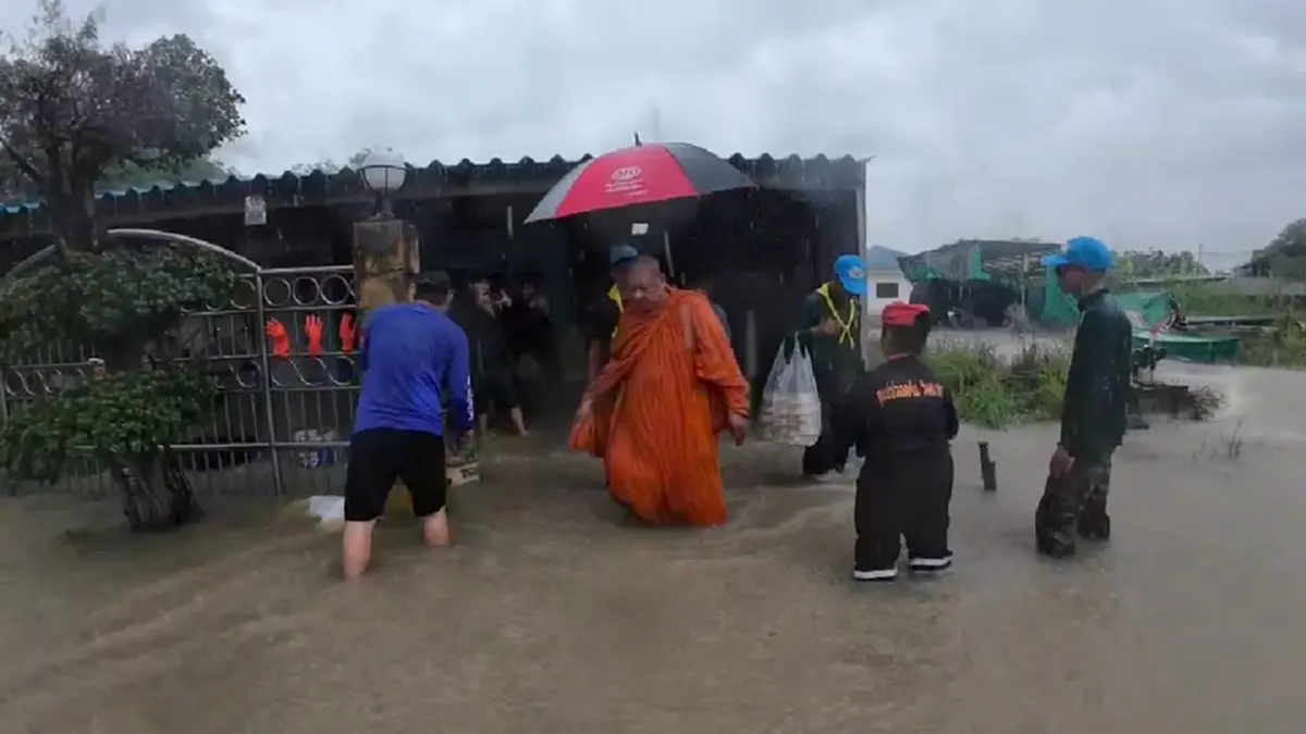 “พระครูป้อม” เปิดโรงครัวทำข้าวกล่องลุยน้ำแจกชาวบ้านติดค้าง