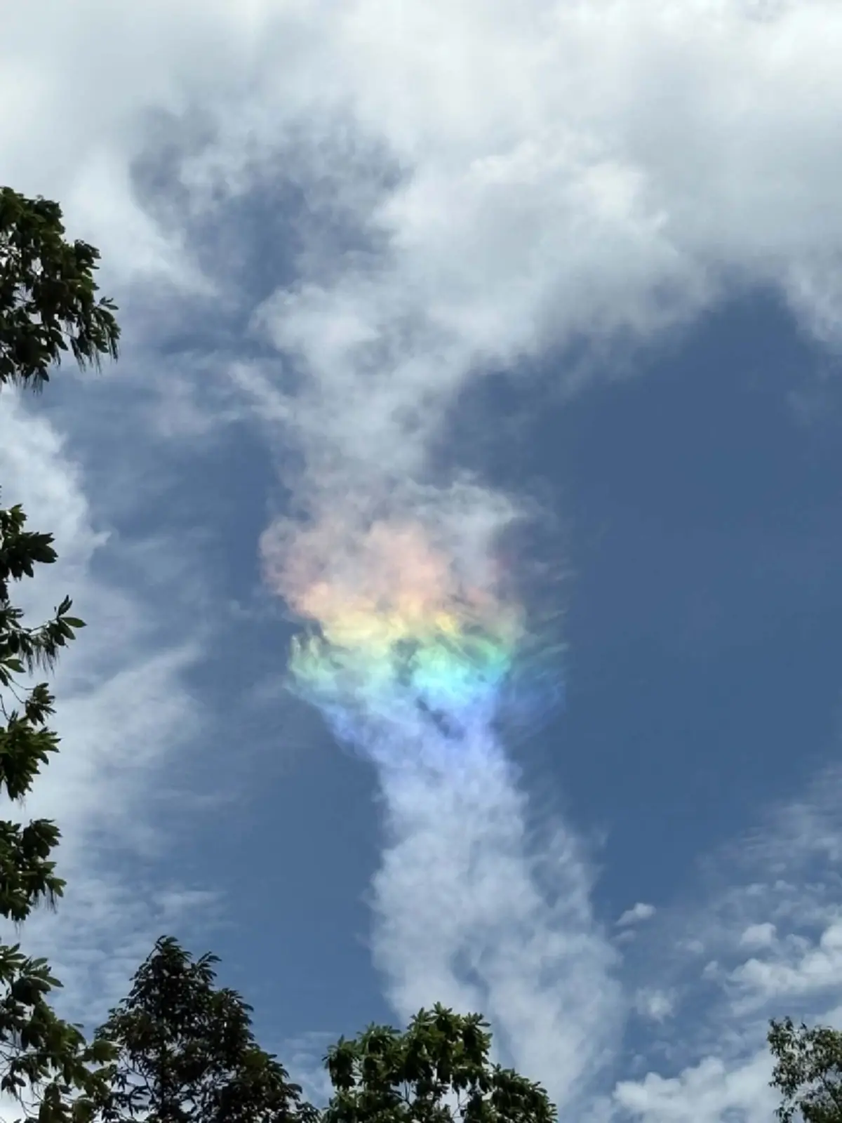 สวยงามตระการตา! เมฆสีรุ้งก่อตัวลอยเด่นเหนือฟ้ากระบี่