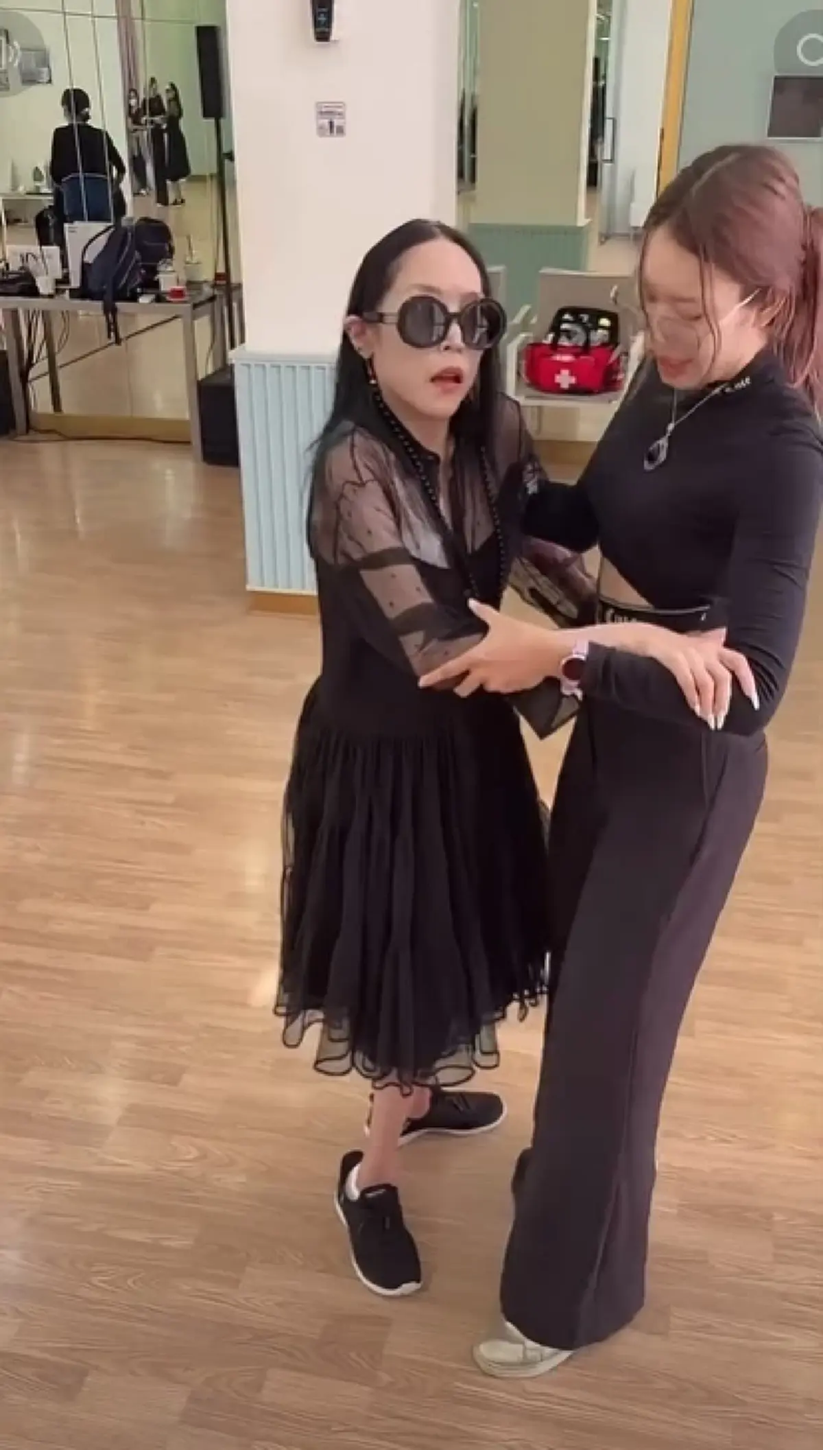 เก่งมาก "คุณหญิงแมงมุม" ล่าสุดลุกจากรถเข็น เต้นรำได้แล้ว