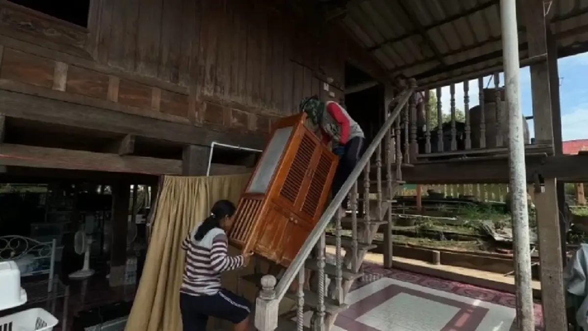 ชาวบ้านโผงเผงเร่งขนของขึ้นที่สูง หลัง ปภ. แจ้งเตือนภัยน้ำท่วม