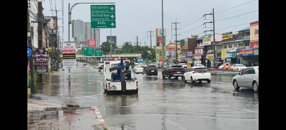 ฝนถล่มพัทยากลางวันแสกๆ น้ำพุ่งเกือบเมตร ปิดเส้นทางวุ่น