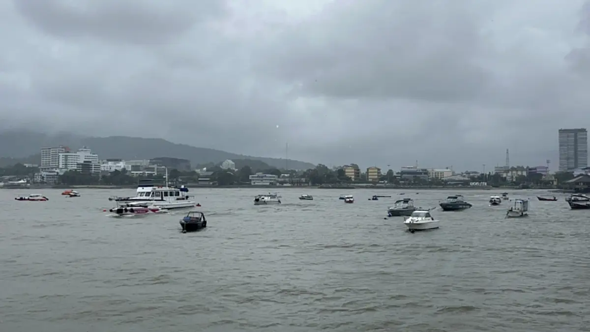 พายุฝนถล่ม! เรือข้ามฟากเกาะสีชังประกาศงดเดินเรือชั่วคราว