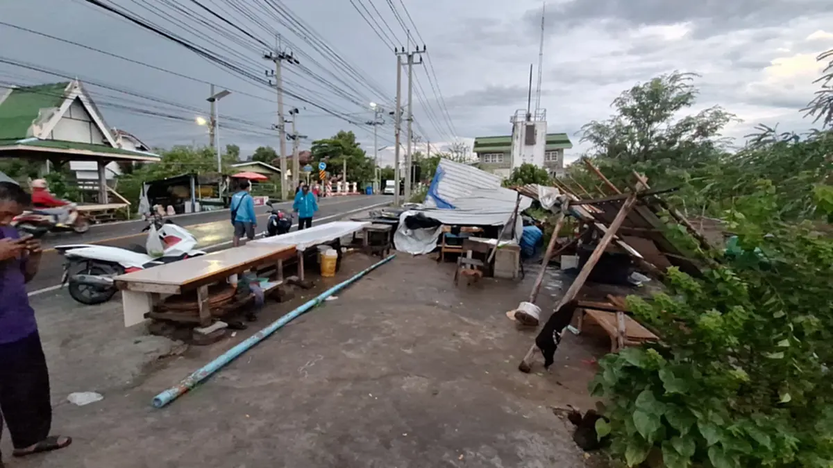 พายุถล่มพระสมุทรเจดีย์! เพิงร้านค้าพังทับแม่ค้าปลาเจ็บ