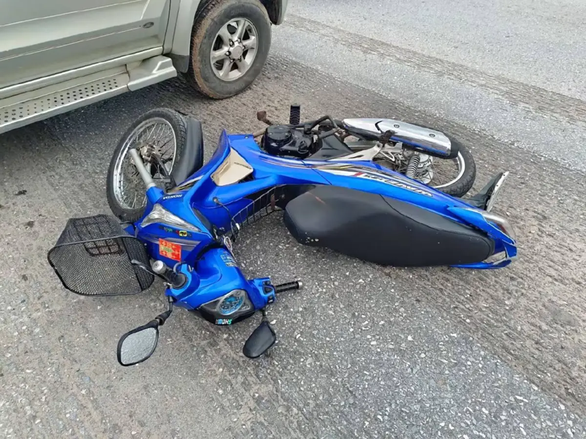 สลด! รถยังอยู่เกียร์ D ก้มปรับเบาะ ก่อนพุ่งชน จยย. ดับ 1 สาหัส 1