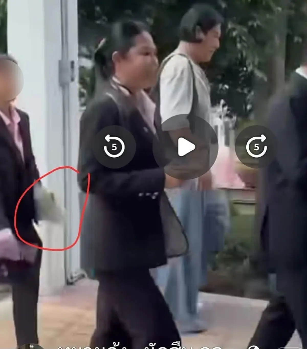 รู้แล้ว แฟ้มปริศนาที่ นุช สาวมั่วบ้านงาน ถือไว้ในมือคืออะไร