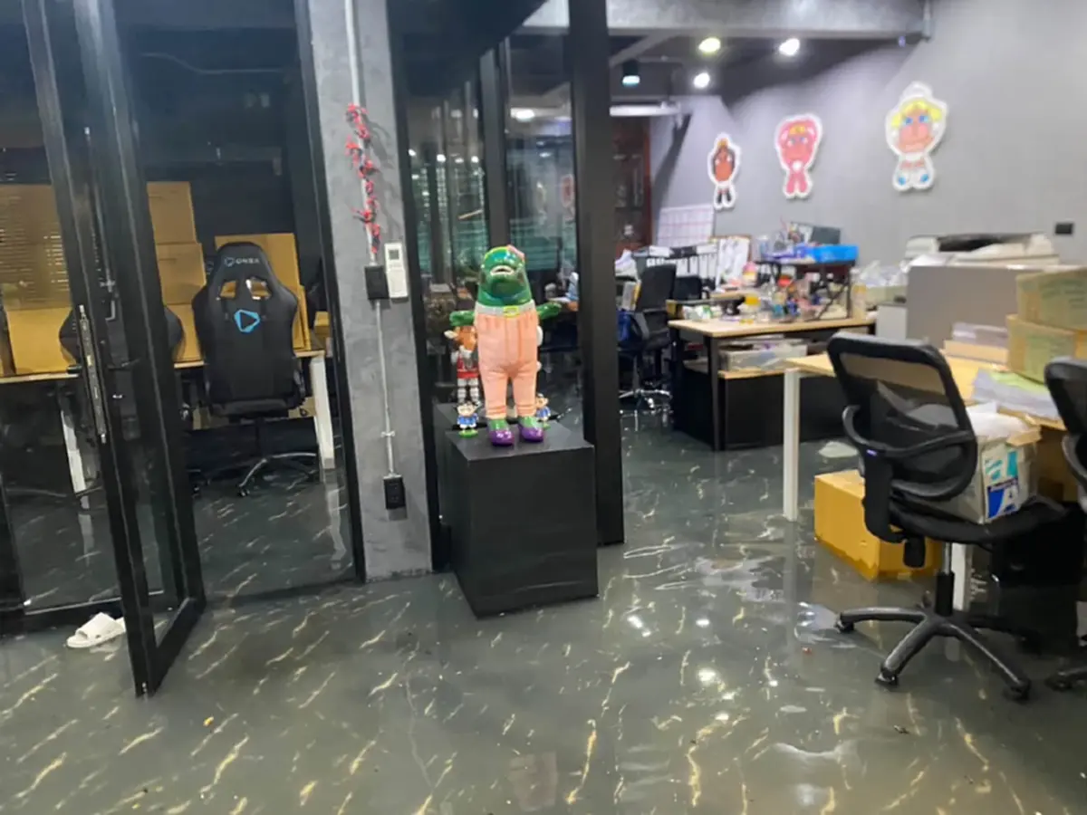 "ทนายแก้ว" โพสต์ภาพน้ำท่วมออฟฟิศ ลั่นโกรธมากๆ ยกของไม่ทันเลย