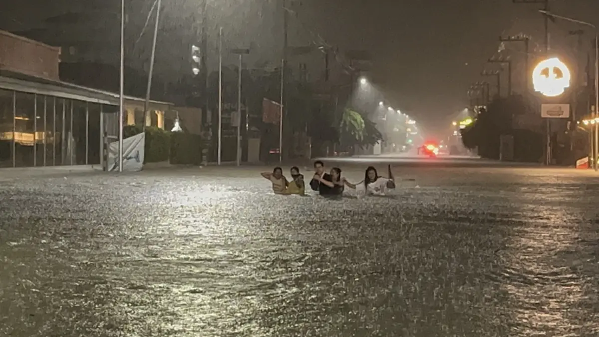 พัทยาอ่วม! ฝนตกหนักน้ำท่วมสูงกว่า 1 เมตร ขยะ-รถลอยเกลื่อน
