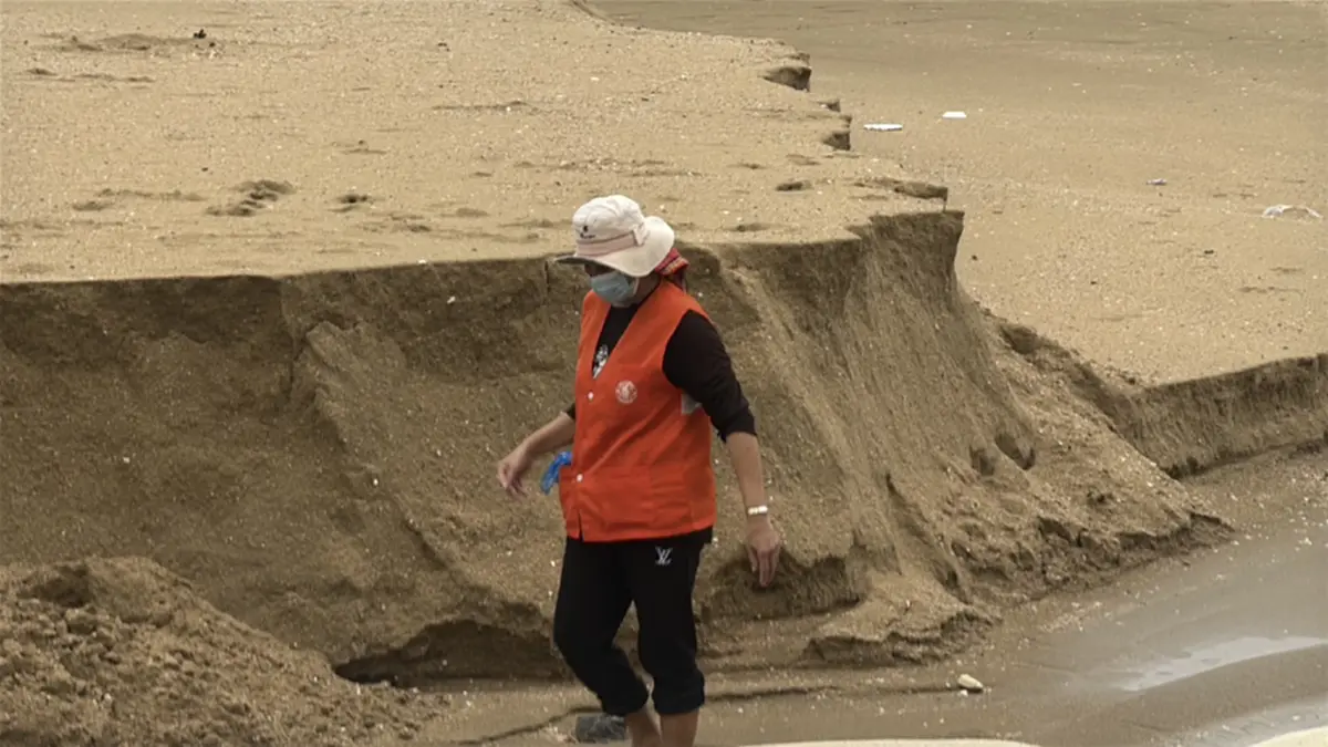 พัทยาน่วม! ฝนถล่มนานนับ 5 ชม. น้ำเซาะชายหาดพังลึก 2 เมตร