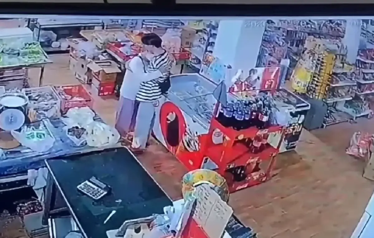 ขนลุกทั้งร้าน สาวปริศนาพุ่งกอดเพื่อน "น้องพิมพ์" ก่อนพูดประโยคสะเทือนใจ