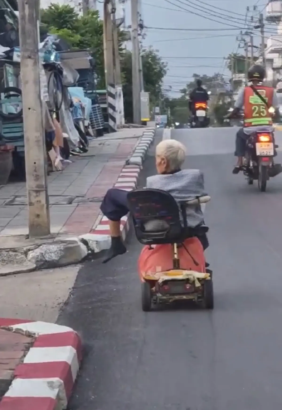 แจ้ง 3 ข้อหา ยายตัวตึงวัย 80 ขี่รถสามล้อไฟฟ้า ออกมาวิ่งกลางถนน