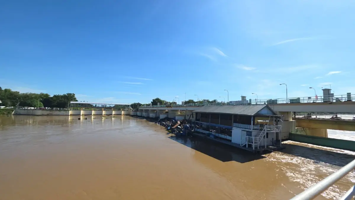 ระทึกกลางดึก! แพพักอาศัย-กระชังปลาหลุดลอย ติดประตูระบายน้ำ
